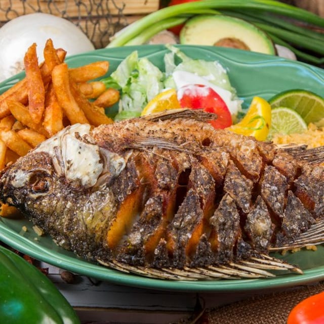 33. Mojarra Frita con Papas Fritas / 33. Fried Tilapia with French Fries.
