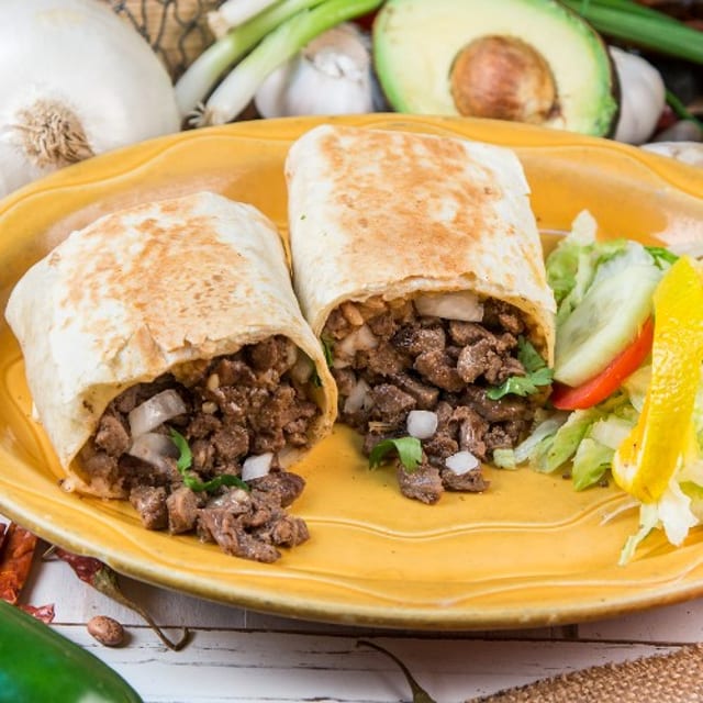 Burritos Hechos con Tortillas de Harina / Burritos Made with Flour Tortillas.