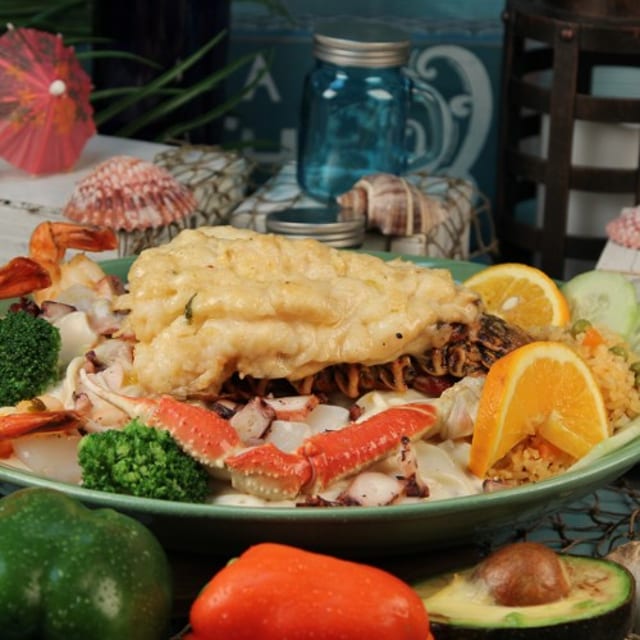 E. Cola de Langosta en Salsa de Queso / E. Lobster Tail in Cheese Sauce.