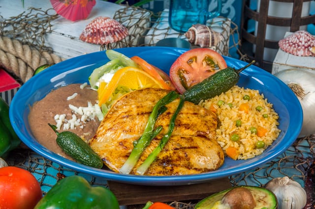 13. Pechugas de Pollo a la Parrilla / 13. Grilled Chicken Breasts